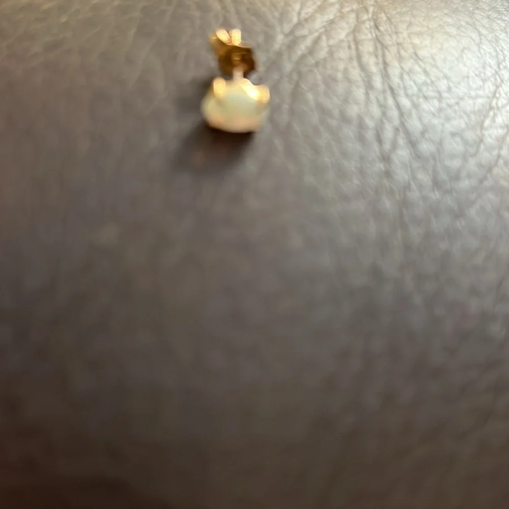 Pretty 14k opal studs - Picture 3 of 4